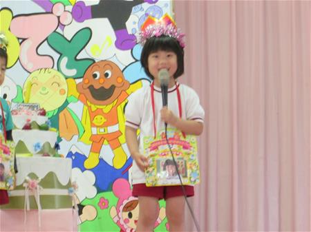 インタビューにこたえる子ども