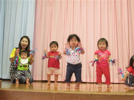 出し物をするはとぐみの子ども