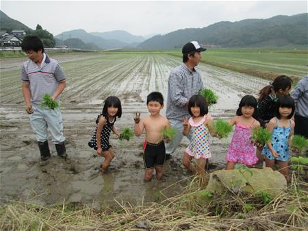 田植えをする子ども1
