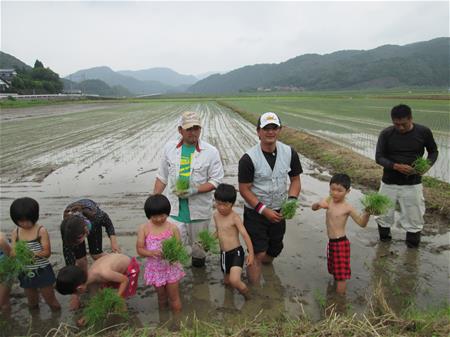 田植えをする子ども2