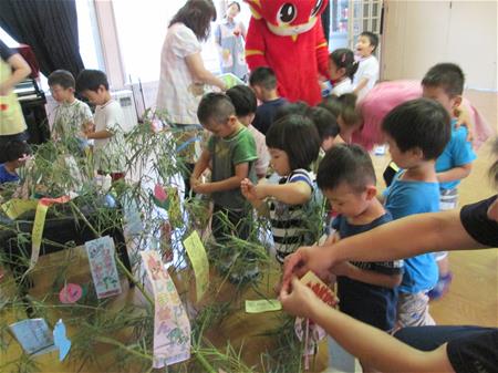 笹に飾り付けをする子ども