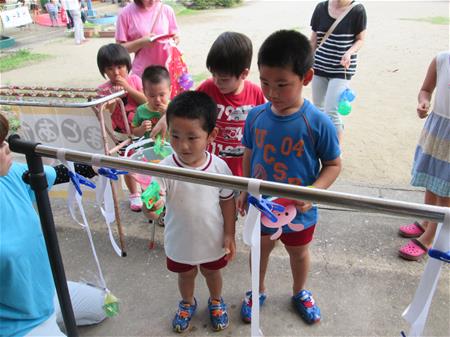 夜店を回る子ども