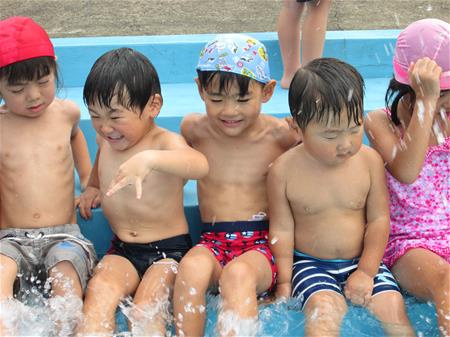 プールに入る子ども