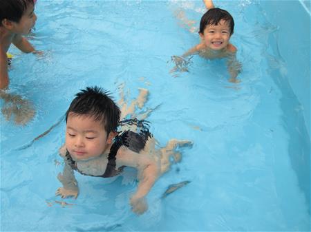 プールに入る子ども４