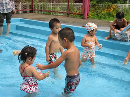 プールに入る子ども３