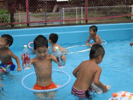 プールに入る子ども２