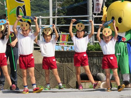 ステージで踊る子ども２
