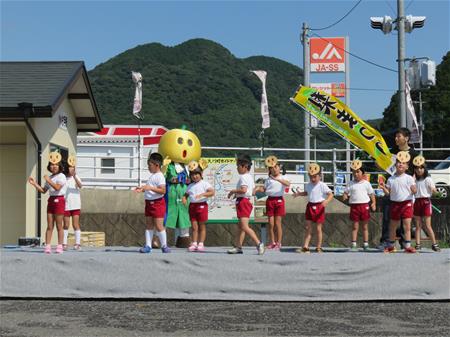 踊りを披露する子ども
