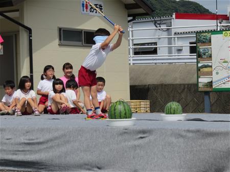 すいかわりをする子ども