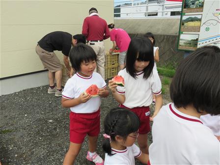 すいかを食べる子ども