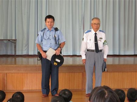 おまわりさんと交通指導員さん