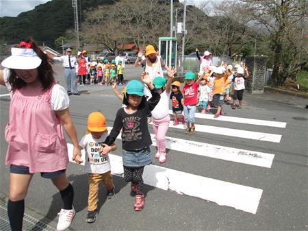 横断歩道を渡る子ども