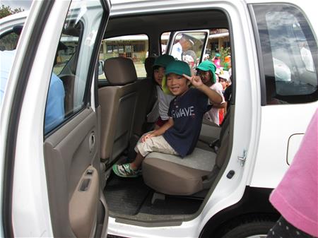 パトカーに乗る子ども