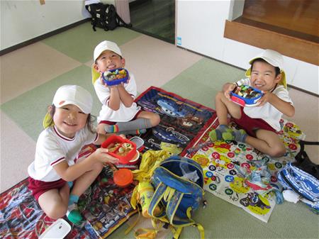 お弁当を食べる子ども