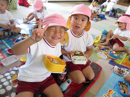 お弁当を食べる子ども２