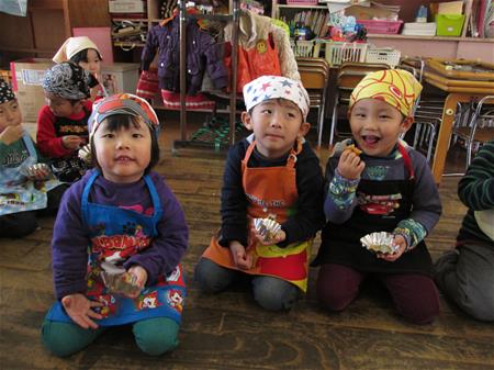 もちをたべる子ども