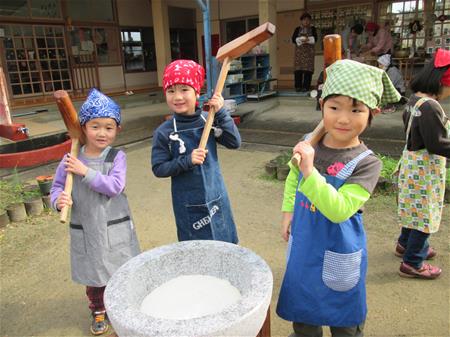 もちつきをする子ども