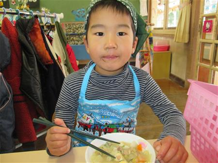 豚汁を食べる子ども