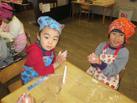 もちをこねる子ども