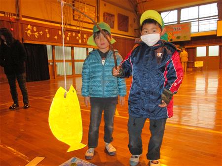 さかなつりをする子ども