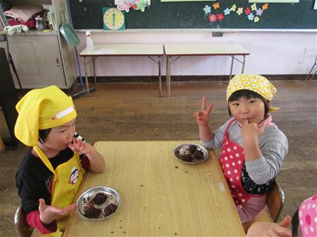 芋トリュフを丸める子ども２