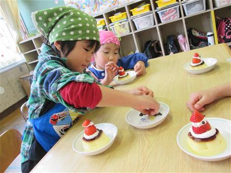 クッキングをする子ども２