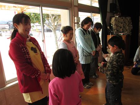 先生にプレゼントを渡す子ども