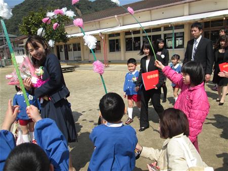 アーチをくぐる子ども