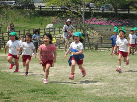 かけっこをする子ども