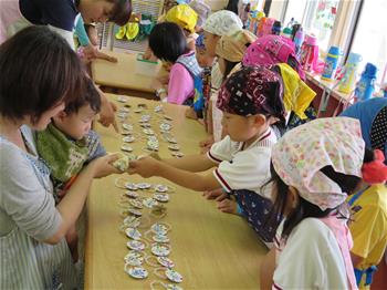 子供が時計やさんになって売っている