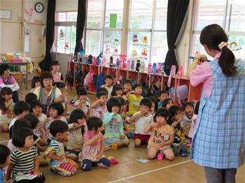 子供たちがはみがき指導をうけている写真
