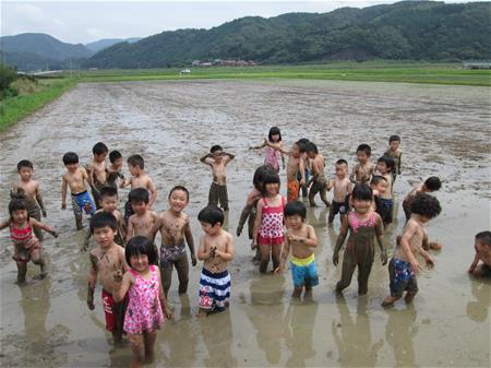 泥んこ遊びの様子