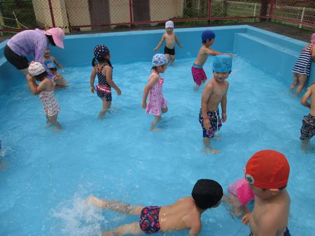 プール遊びの様子