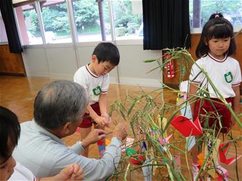 公民館で笹飾りをしている写真