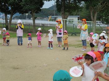 園庭で盆踊りを踊っている写真
