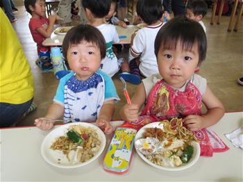 こどもがバイキングの給食を食べている写真