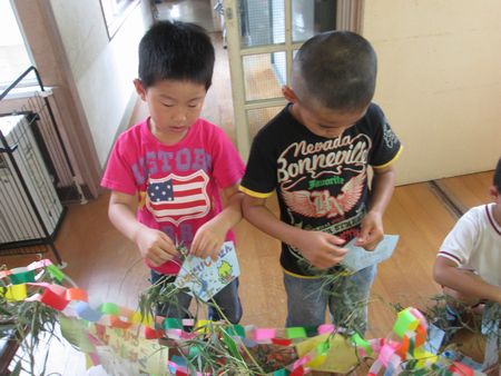 飾りつけをする様子