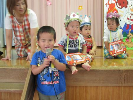 インタビューに答える子ども