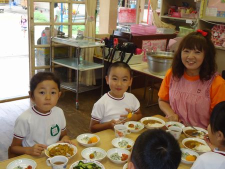 カレーを食べる様子