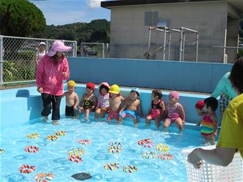 はとぐみさんとこばとくみさんがプールに入ってる写真