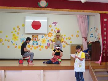 パンダクラブと職員の劇の写真