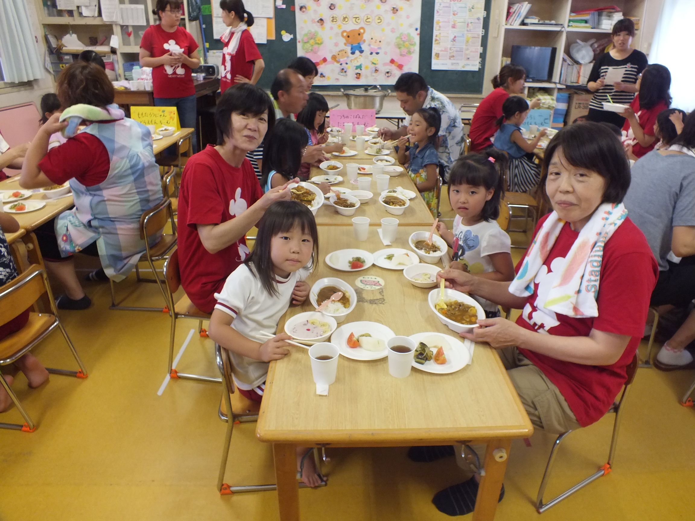 カレーを食べる様子