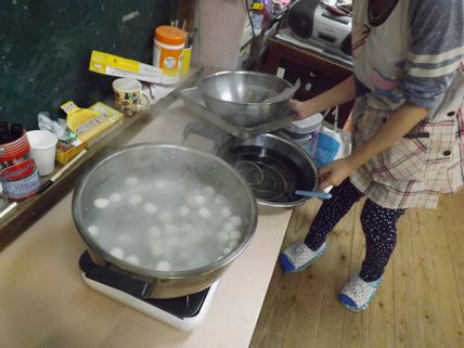 お団子をゆでているところ
