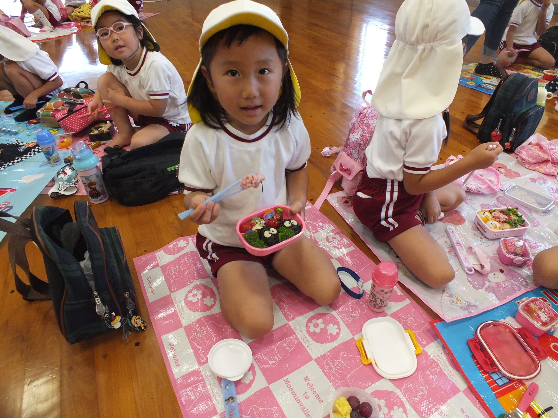 お弁当を食べる様子