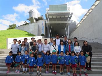 年長組の旅行の集合写真