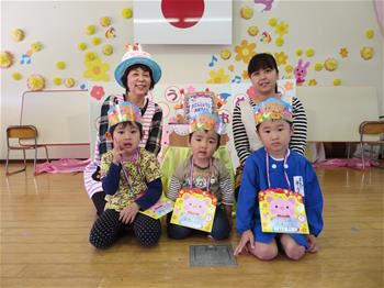１０月生まれの子供たちと先生の写真