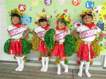 おゆうぎかいでチアリーダーの踊りをおどったこどもの写真