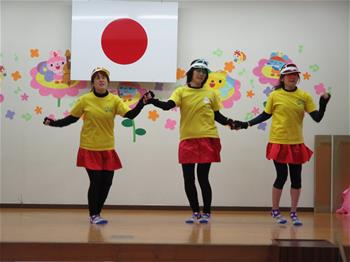先生たちが踊っている写真