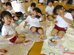 お弁当を食べているところ
