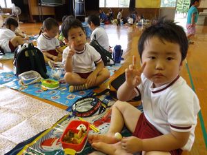 お弁当を食べているところ